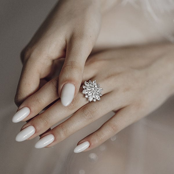 mulher com unhas claras e delicadas