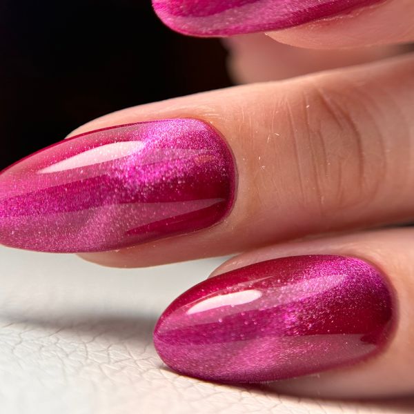 Unhas com efeito cat eye ou olho de gato em esmalte magnético