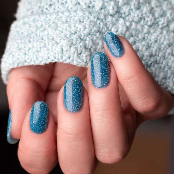 Unhas em tom de azul com efeito de vidro “glass nails”