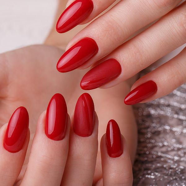 Unhas vermelhas longas tradicionais.
