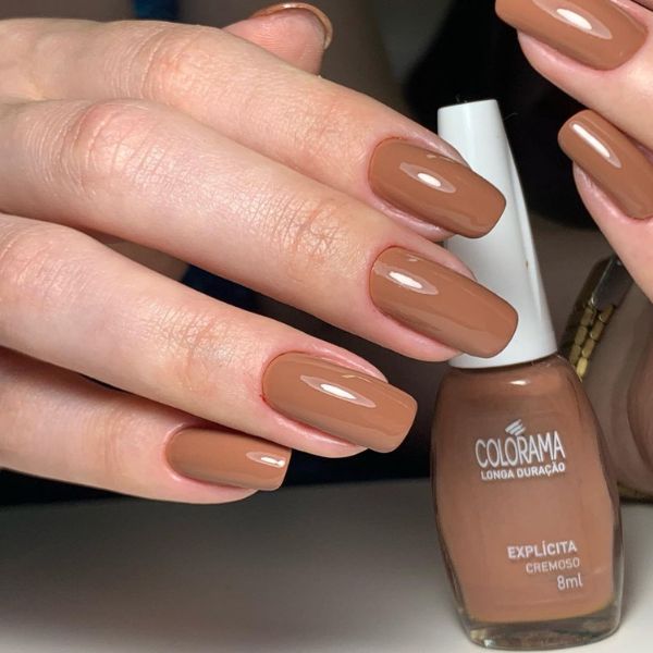 Foto de unhas esmaltadas em marrom claro.