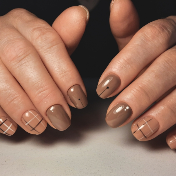 Unhas marrom com nail art delicada e elegante, ideais para o estilo office siren.