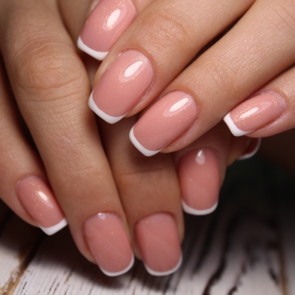 Foto de mãos com esmalte nude perfeitas para o estilo quiet luxury.