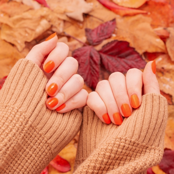 Foto de mãos com unhas em cor terracota, ideais para o outono.