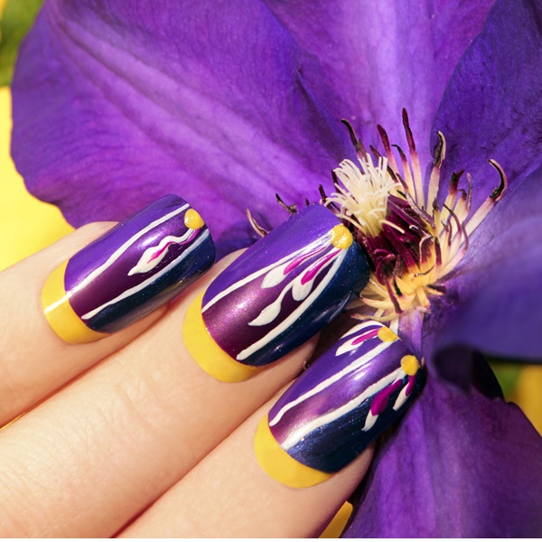 Inglesinha invertida: tudo sobre a técnica colorida nas unhas