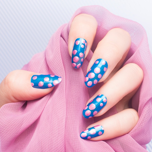 Decoração de unhas com bolinhas: como fazer e combinar
