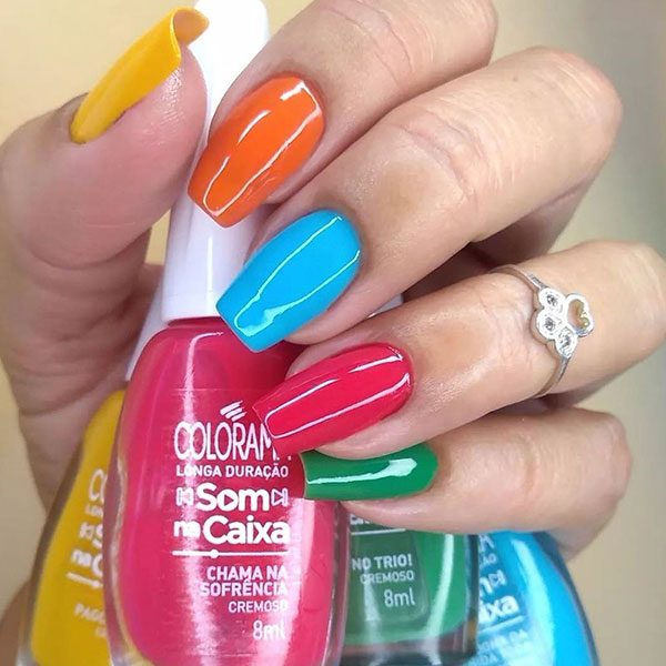 Decorações de unhas multicoloridas | Colorama