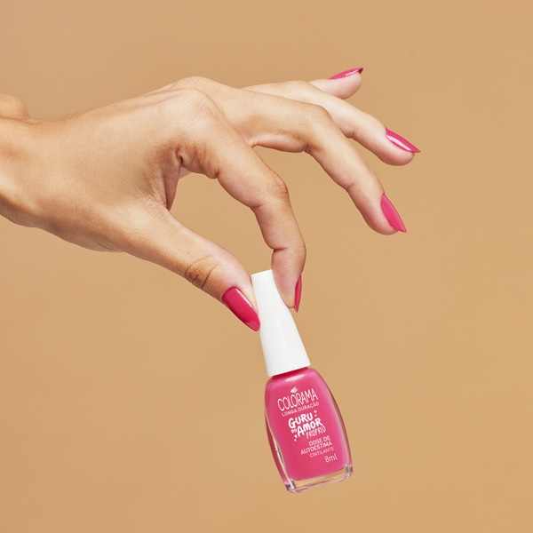 Aposta na tendência barbiecore usando o esmalte rosa chiclete