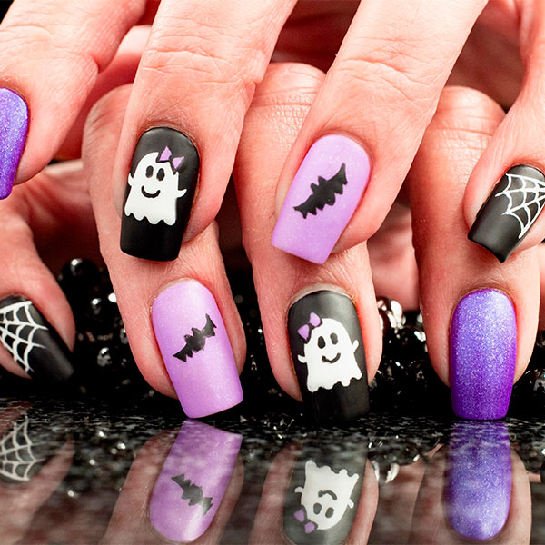Unhas decoradas com fantasminhas e morcegos