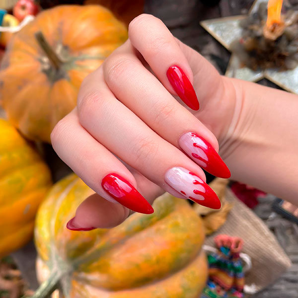 Unhas decoradas com gotas de sangue vermelho