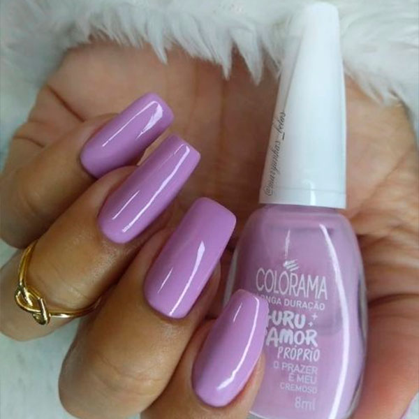 Esmalte lilás claro delicado e perfeito