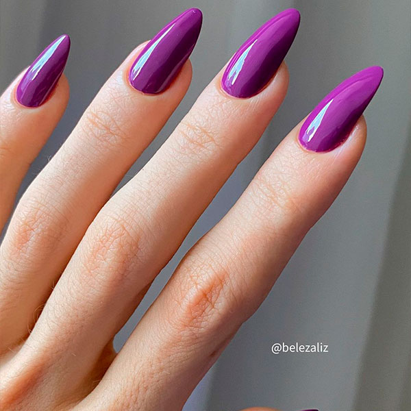 Unhas roxas com formato amendoadas