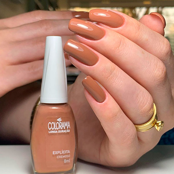 O esmalte terracota amarronzado também é uma opção de nail art
