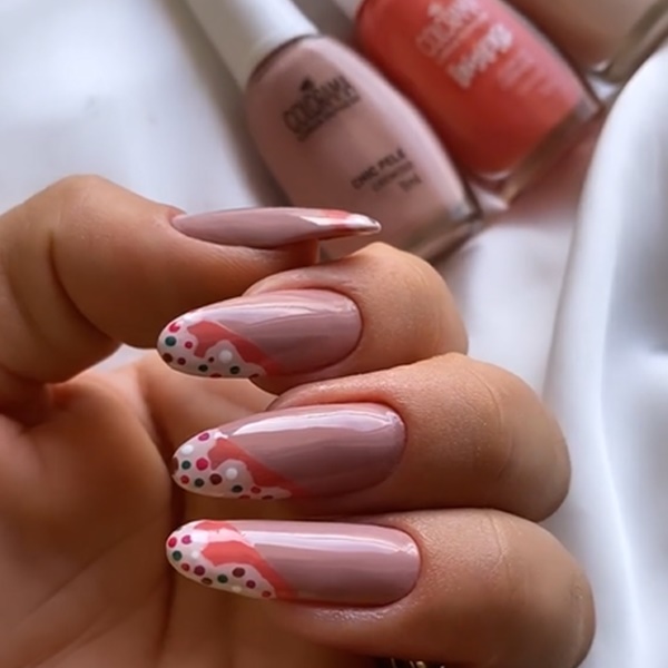 Unhas com bolinhas