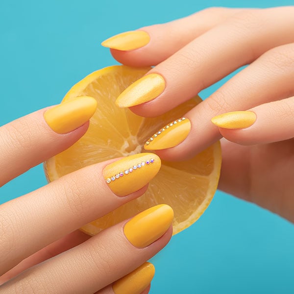 Unhas para o verão: Unhas amarelas limão são tendência