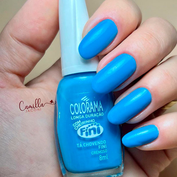 Unhas azul bebê para primavera