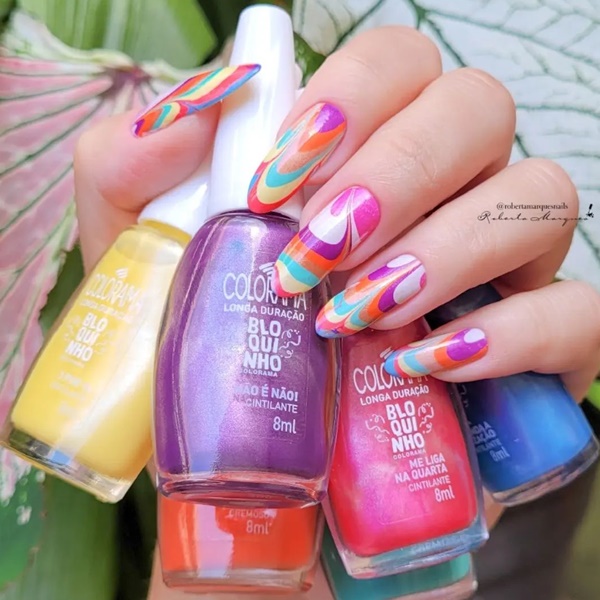Use top coat para fazer as unha marmorizada durar