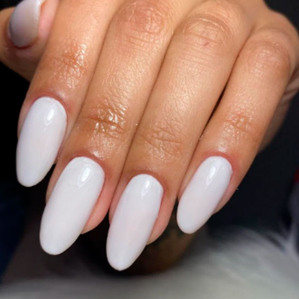Unhas curtas com esmaltes branco