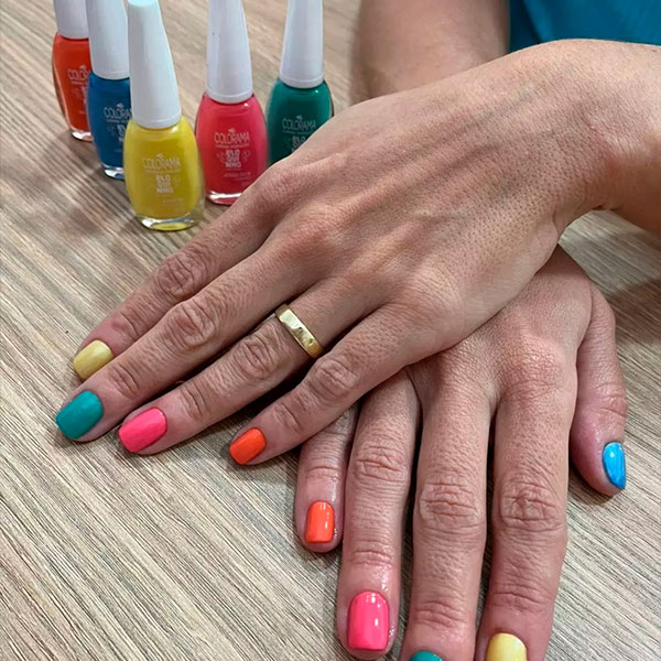 Unhas curtas coloridas