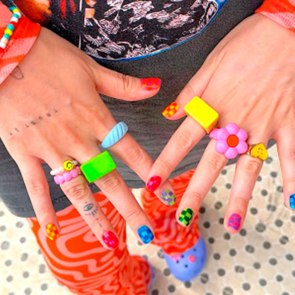 Unhas curtas com decorações divertidas