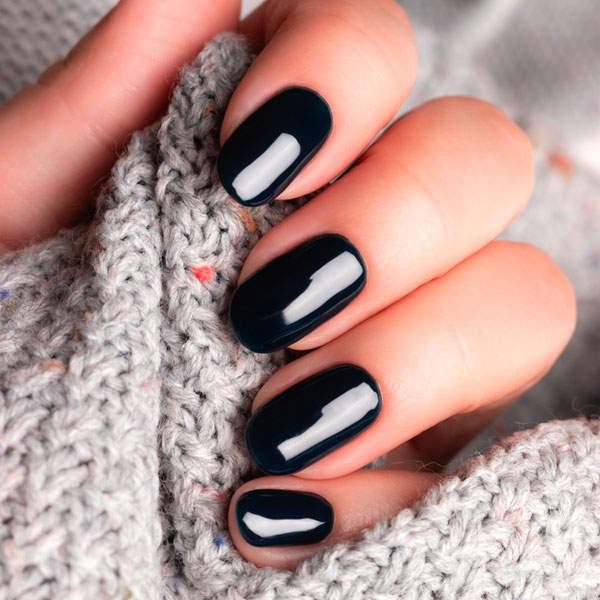 Unhas curtas com esmaltes preto