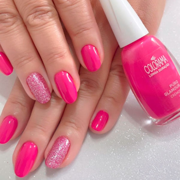 Unhas curtas com esmaltes rosa