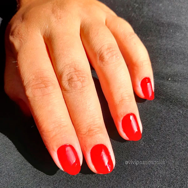 Unhas curtas em tons vermelho