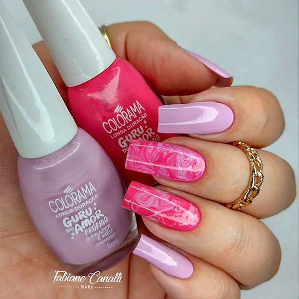 Unhas de gel rosa: inspirações de decorações com pedrarias e adesivos