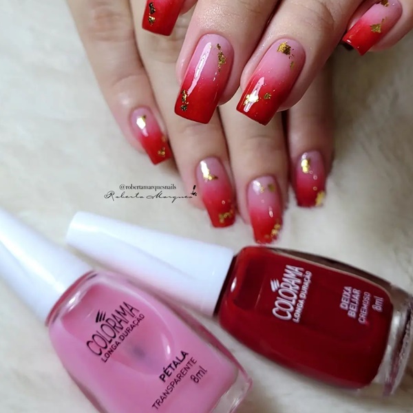 Unhas vermelhas decoradas com glitter e dourado