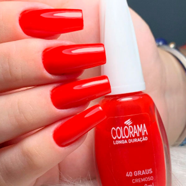 Unhas encapsuladas vermelha com cor intensa