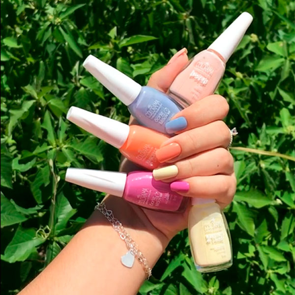 Unhas para casamento com esmalte coloridos