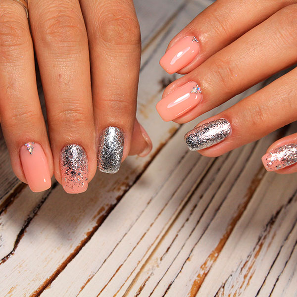 Unhas para casamento com glitter