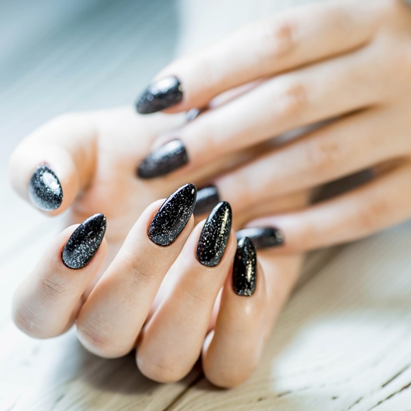 Unhas pretas com glitter: como fazer e como combinar?