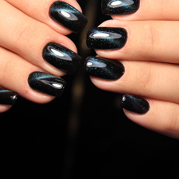 Unhas pretas com metalizado