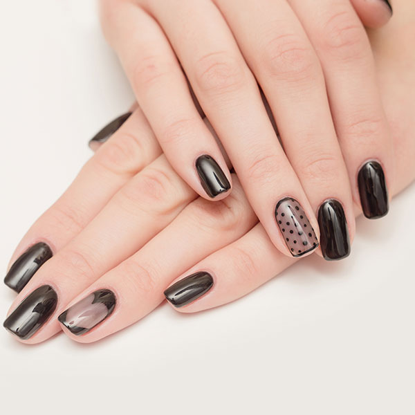 Unhas pretas com decorações criativas