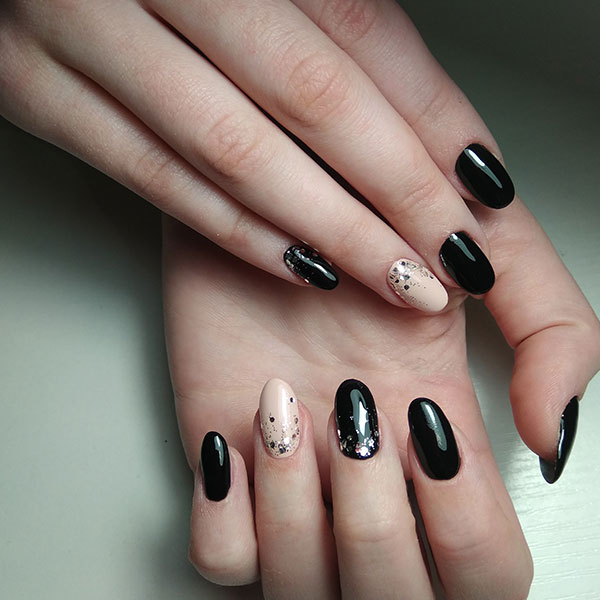 Unhas pretas com glitter