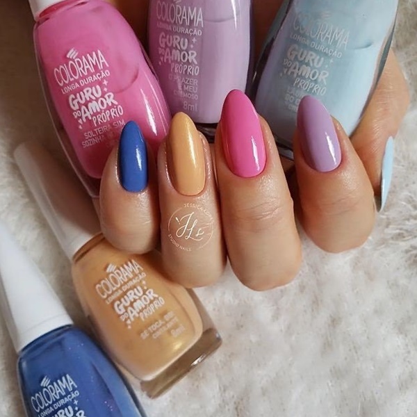 Entre na tendência de unhas stiletto coloridas