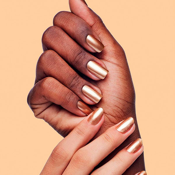 Tendência Velvet Nail com glitter dourado