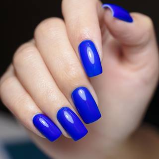 Veja inspirações com esmalte azul