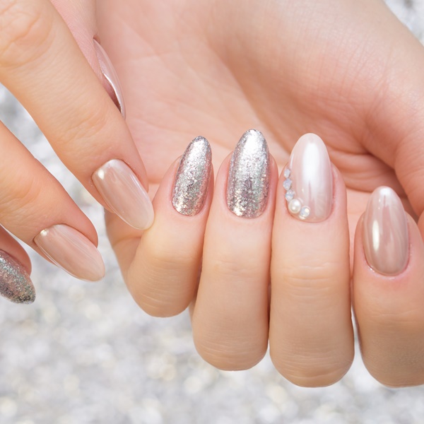 Esmalte perolado com glitter.