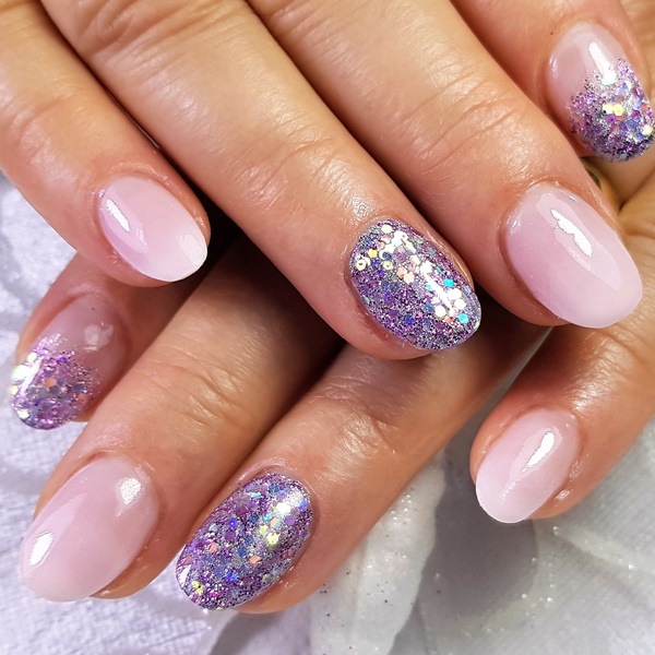 Veja ideias de unhas para outono com glitter