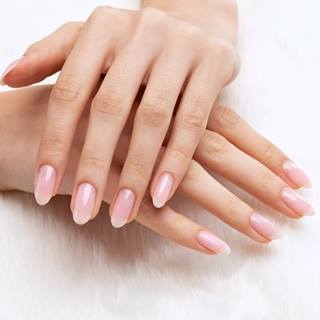 Mulher com a mão sobre a outra e unhas naturais