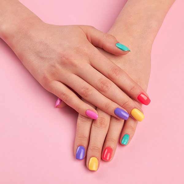 Unhas coloridas: veja o significado das cores