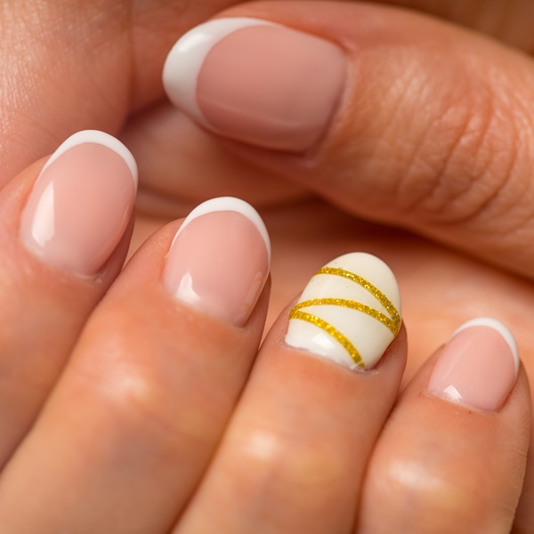 Unhas amendoadas com francesinha