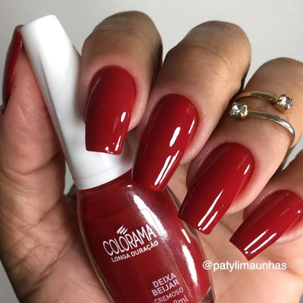 Unhas curtas pintadas de vermelho