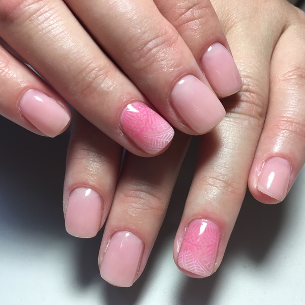 Veja inspirações de unhas curtas delicadas