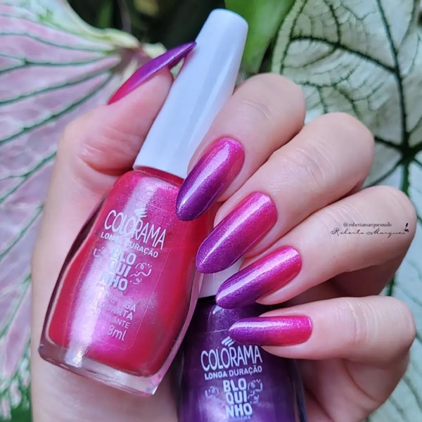 Modelo com unhas degradê no tom rosa e roxo