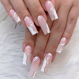 Mulher com unhas marmorizadas
