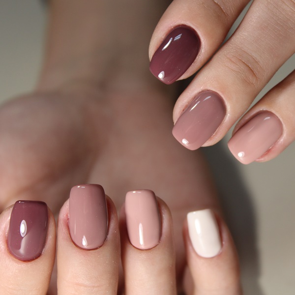 Unhas marrom com efeito degradê