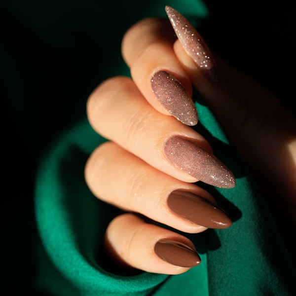 Unhas marrom com glitter